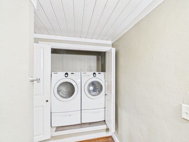 Building Photo - Charming 2BR/2BA with incredible storage in Fredericksburg, TX!