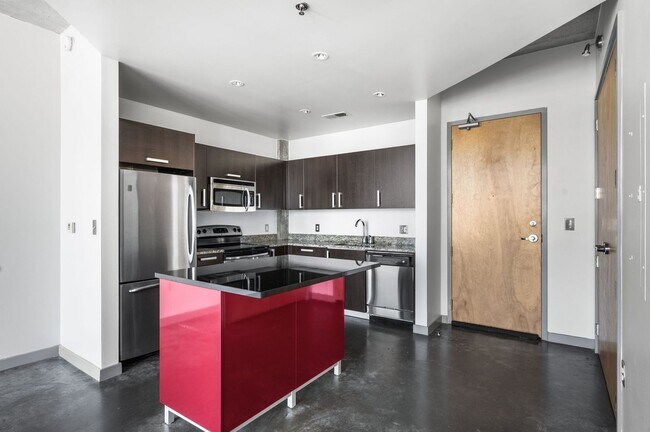 Building Photo - Awesome 1BE/1BA Condo in the Gulch w/2-res...