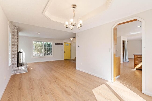 Building Photo - Comfortable 4-bdrm/2.5-bath home in Hillsb...