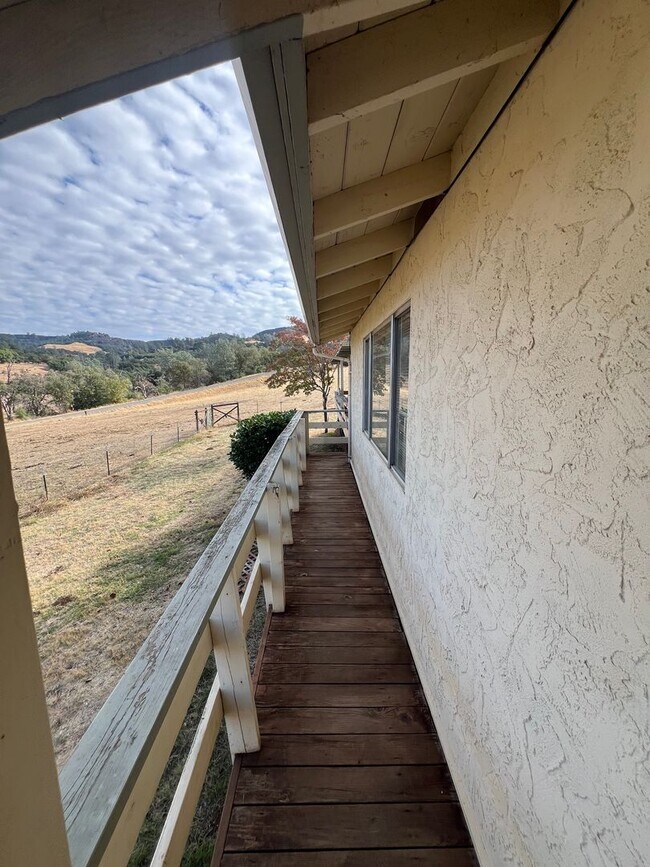 Building Photo - Oroville 4 bed 2 bath 3300sqft country hom...