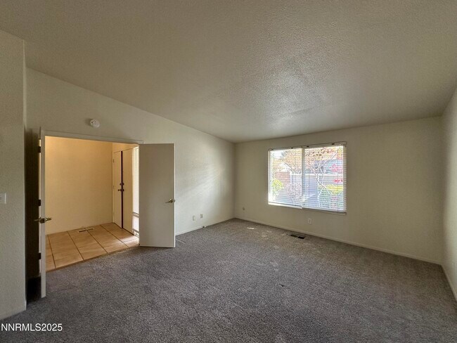 Building Photo - 835 Singingwood Dr