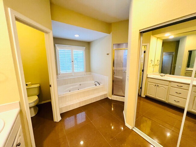 Building Photo - Stunning 4 bedroom, 3 bath home in West El...
