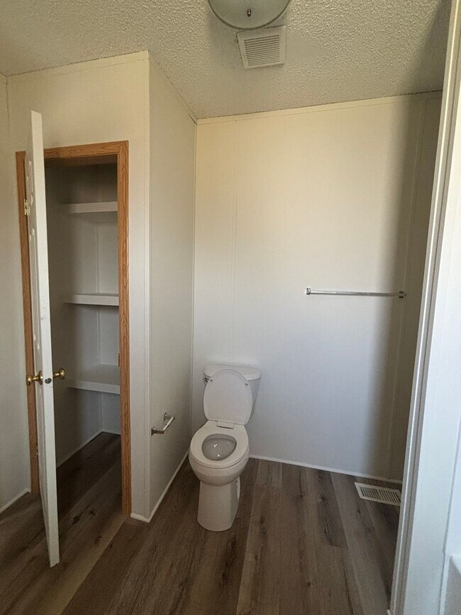 Building Photo - 221 Silver Maple Dr