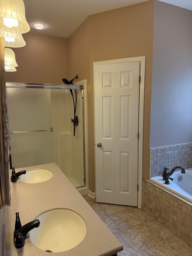 Building Photo - 3652 Fair Ridge Dr