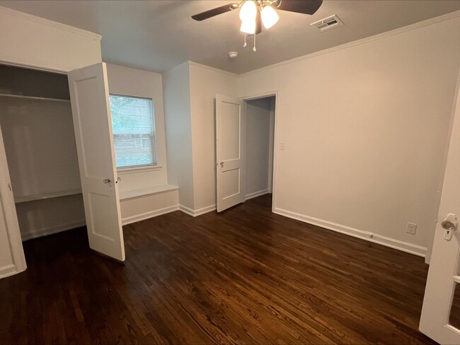 Building Photo - Beautiful Two Bedroom, One Bath Ready For ...