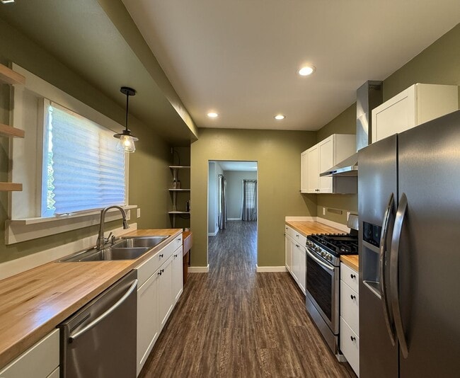 Building Photo - Charming Downtown Anacortes Home - Avail Now!