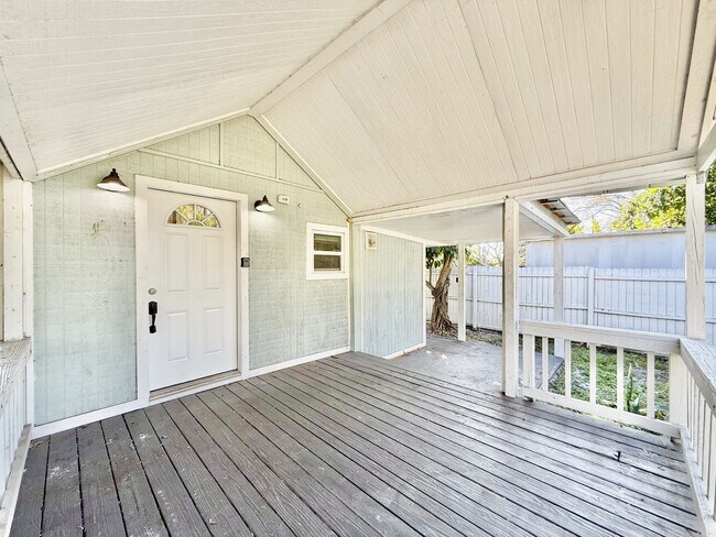 Building Photo - 713 Smith St