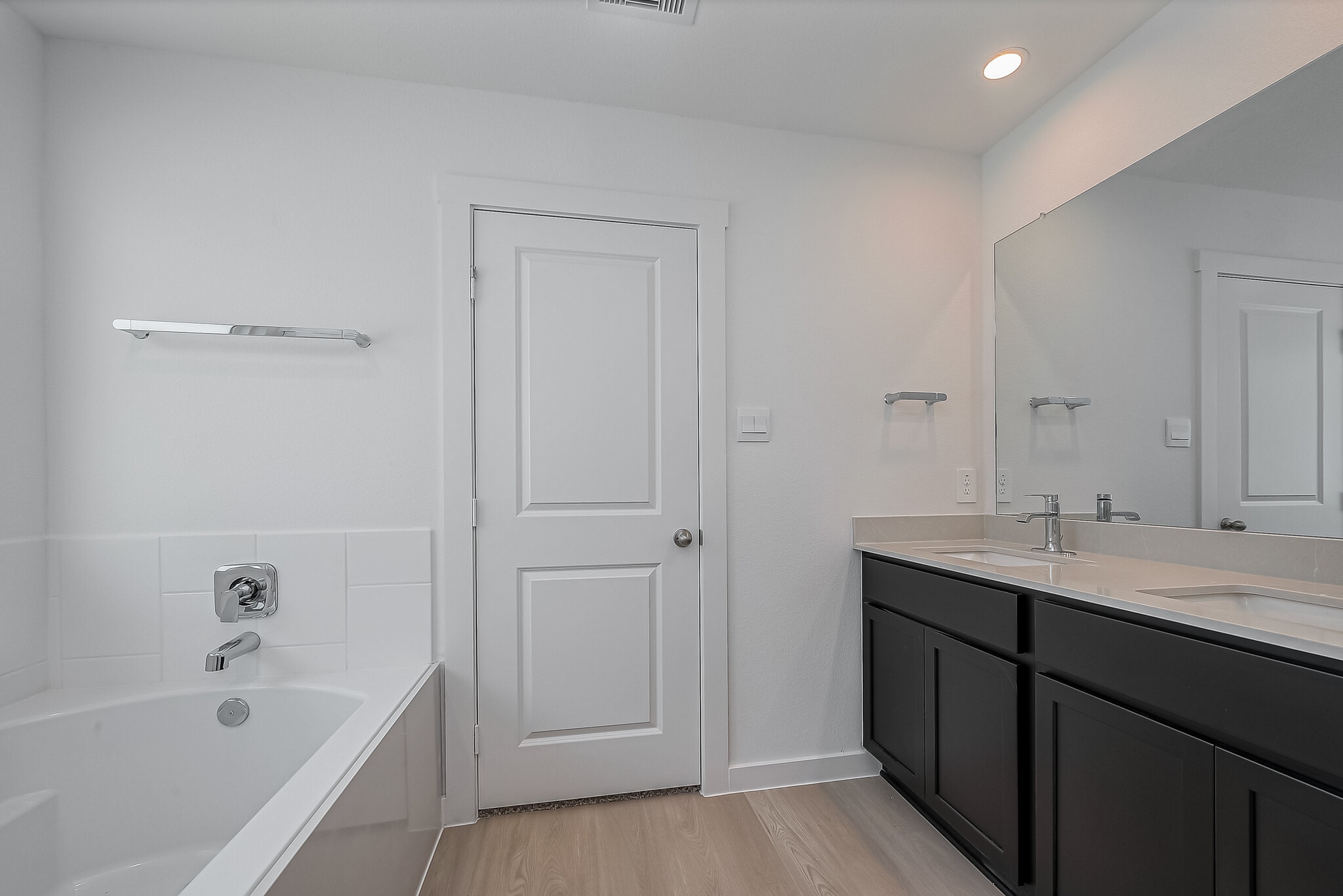Primary en-suite with dual vanity, oversized walk-in shower, and soaking tub - 1535 Merulana Ln