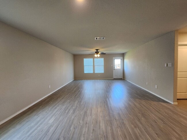 Building Photo - 3/2/2 in Heather Glen / Fridge Included / Fenced in Back Yard / CISD