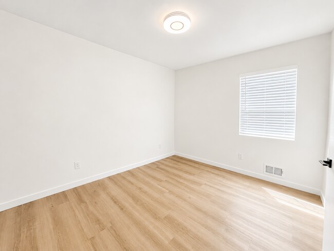 Building Photo - 4300 SE Mason Ln