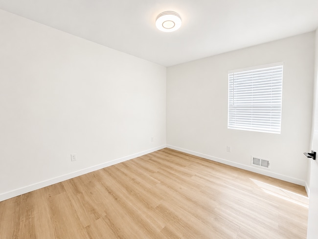 Building Photo - WS1613