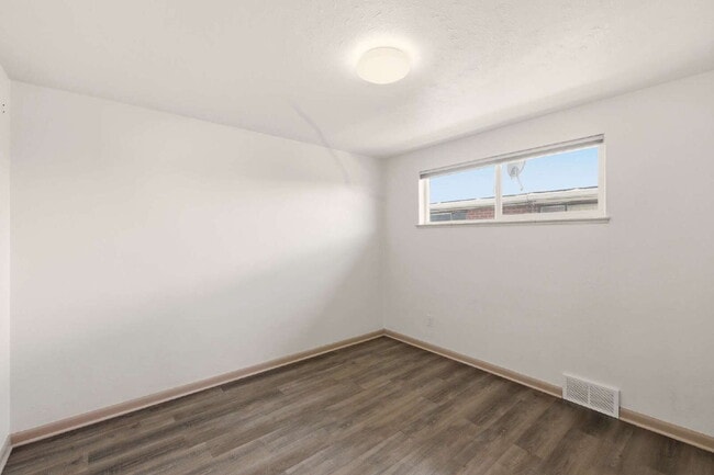 Building Photo - Remodeled 2 Bed 1 Bath in Park Hill!