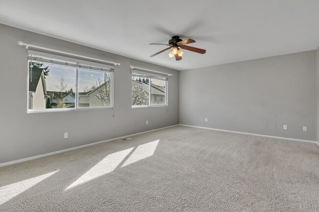 Building Photo - SILVER FIRS 3 BED 2.5 BATH TOWNHOUSE AVAILABLE NOW