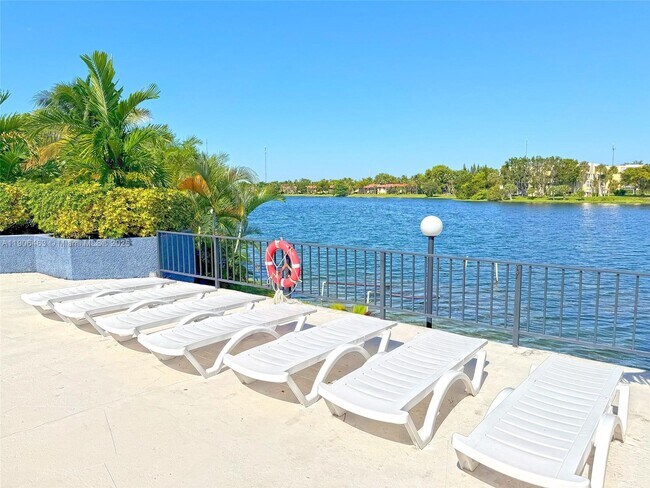 Building Photo - 879 NE 195th St