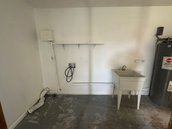 Building Photo - Charming 2-Bed, 2-Bath Home with Garage & ...