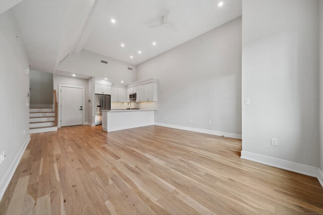 Building Photo - 8 Husted Ln