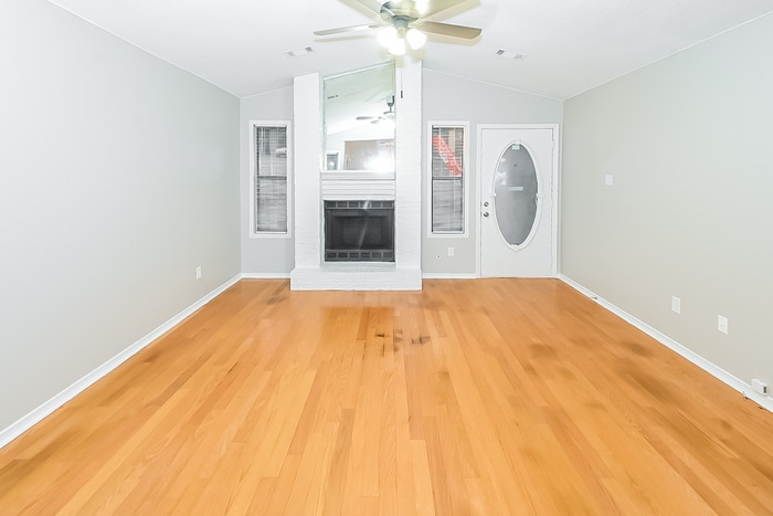Building Photo - 108 Pin Oak Cove