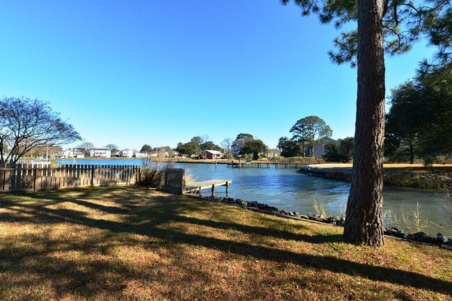 Building Photo - Larchmont Waterfront! Just Miles from NOB