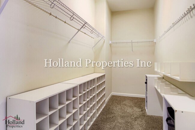 Building Photo - 4949 SW 141st Ave