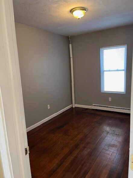 Building Photo - 198 Pine St