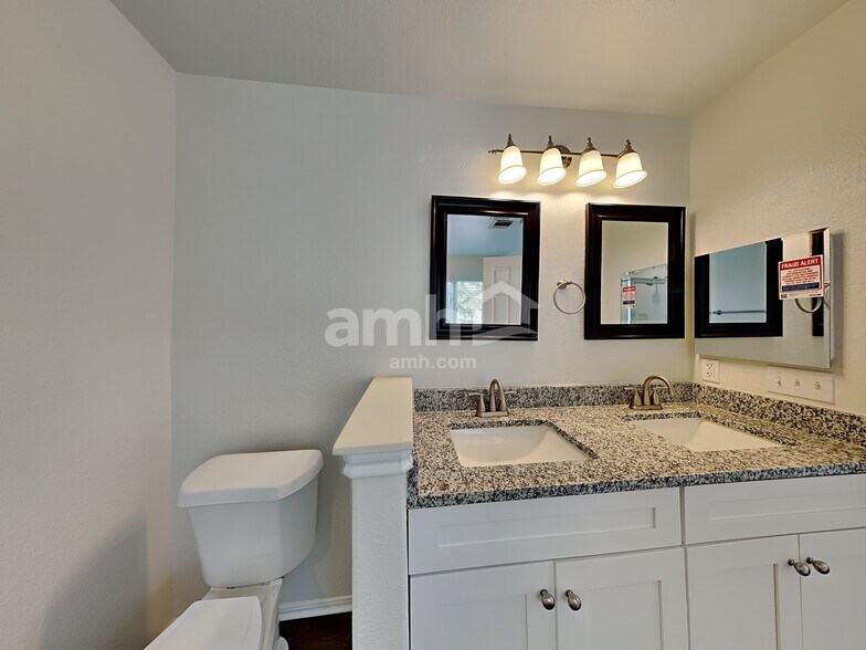 Building Photo - 22234 Goldcrest Run