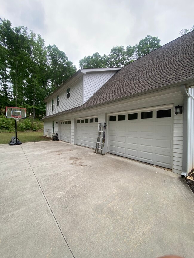 Building Photo - 40 Oak Forest Dr