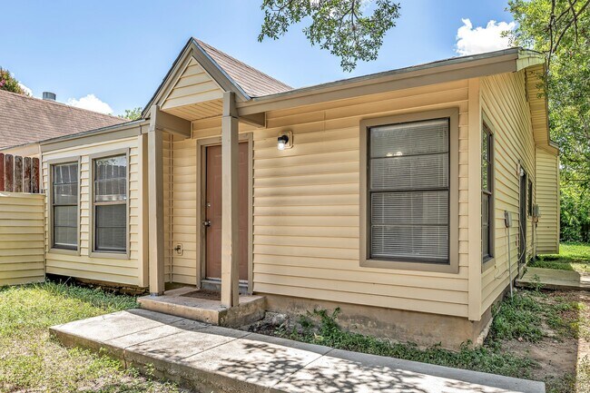 Building Photo - 1325 Bayou Dr