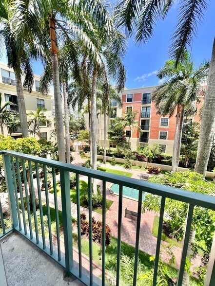 Building Photo - 720 S Sapodilla Ave