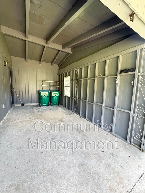 Building Photo - 1442 Clinton Dr