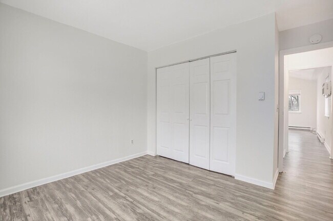 Building Photo - Cozy TOP FLOOR one-bedroom, one-bath unit ...
