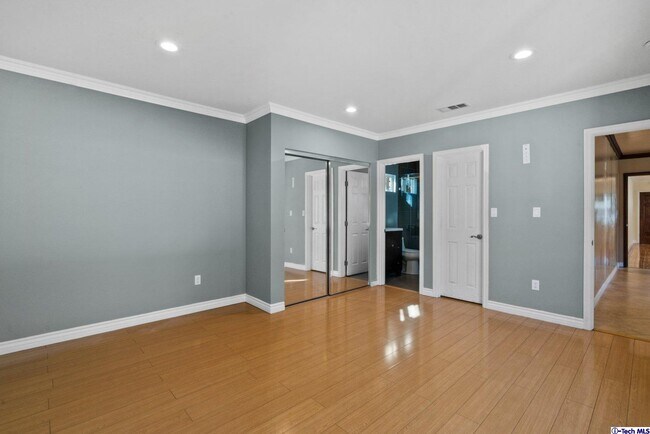 Building Photo - 666 W Lexington Dr