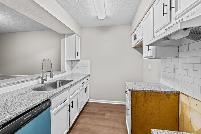 Building Photo - 646 Valley Crest Dr
