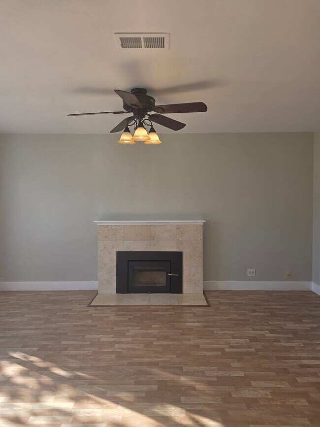 Building Photo - West Side Petaluma Gem- Beautiful 3 bedroom 2 bathroom