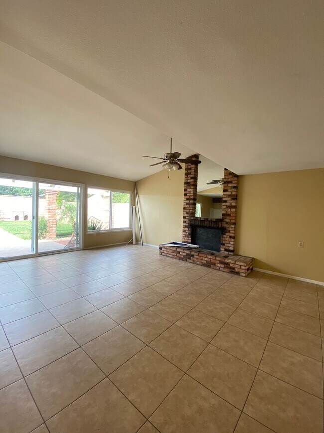 Building Photo - Pool Home in Ontario with Three Bedrooms