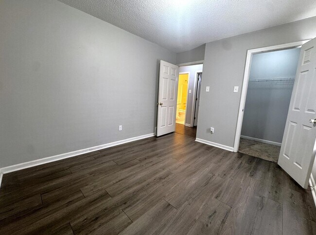 Building Photo - 2806 Maryland Cir E