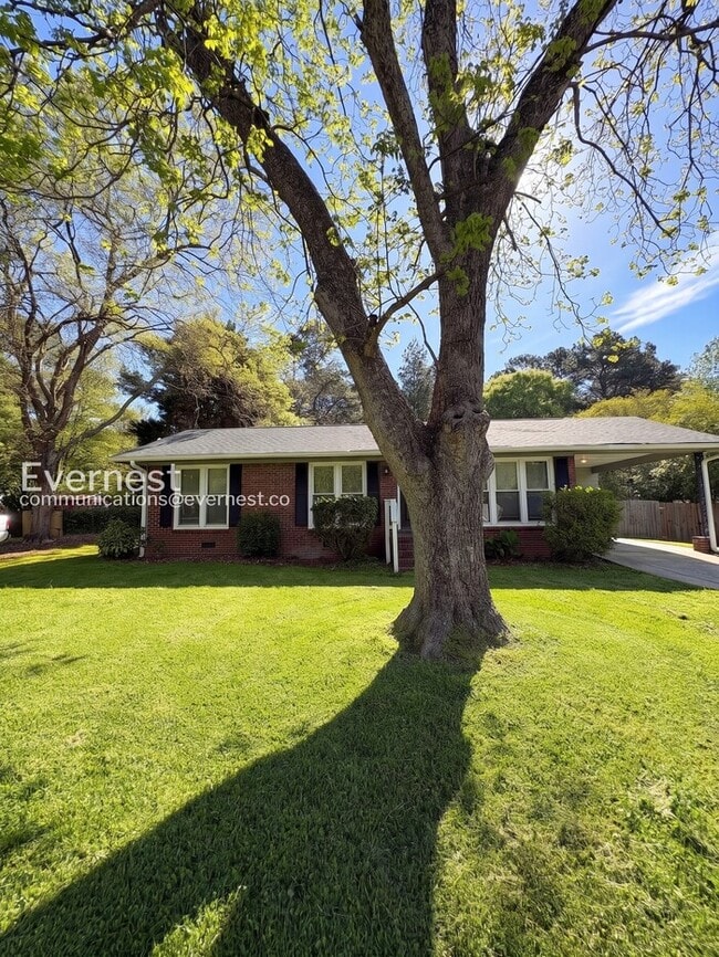 Building Photo - 735 Hillcrest Dr