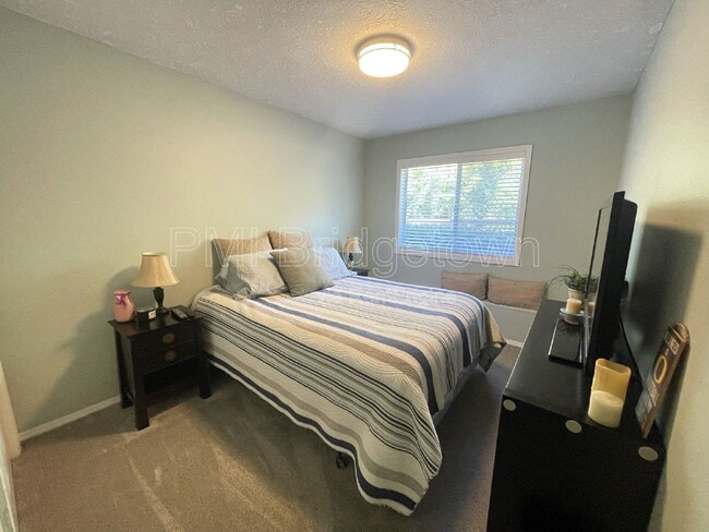 Building Photo - 1723 NW Wonderview Ave