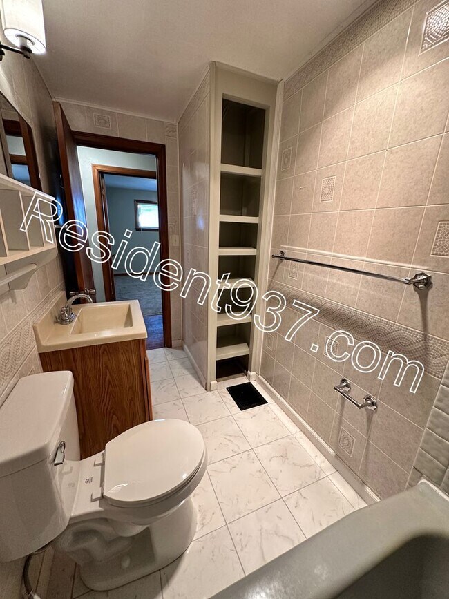 Building Photo - 3 Bed 1 Bath Home