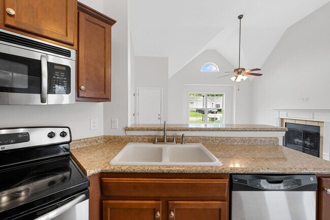 Building Photo - 3 Bedroom 2 Full Bath Home For Rent!