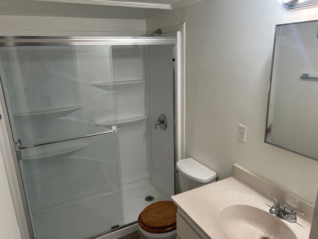 Building Photo - 2BED & 1BATH