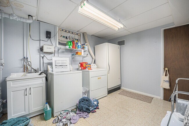 Building Photo - Beautiful 3 Bed 2.5 Single Family Home in ...