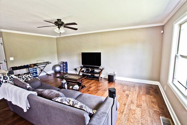 Building Photo - Fantastic 3 Bedroom Near Downtown!