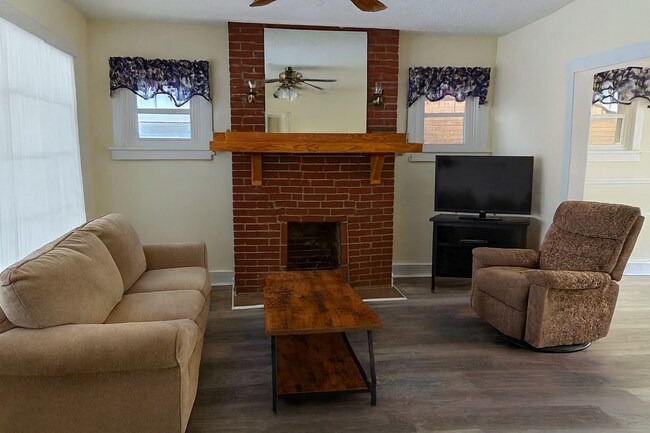 Building Photo - 2940 Brevard Ave