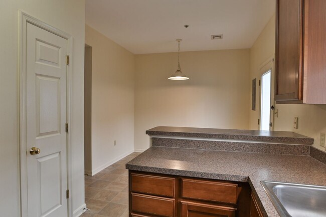 Building Photo - 3 Bedroom Single Family in Midtown with Pa...