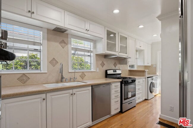 Building Photo - 10762 Wellworth Ave
