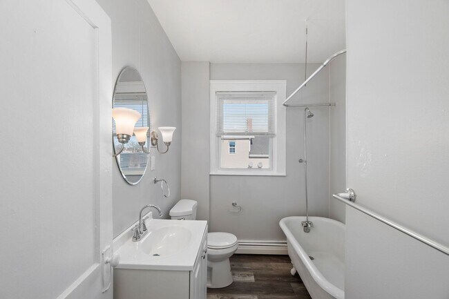 Building Photo - 508 Lonsdale Ave