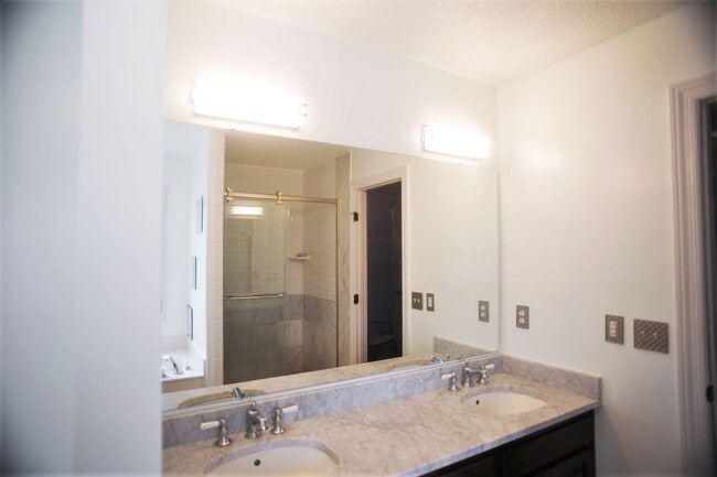 Building Photo - Updated Stunner