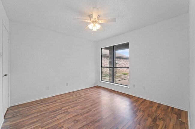 Building Photo - 1828 Alameda Dr