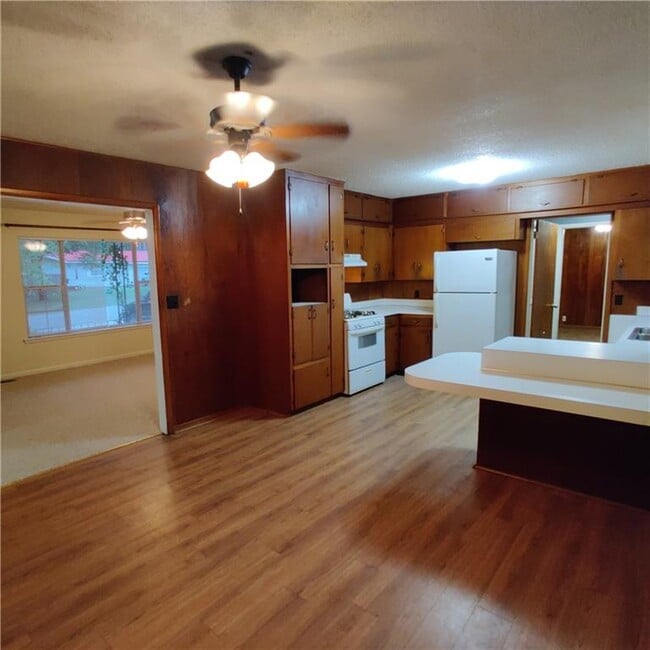 Building Photo - 1351 N Stephens Ave