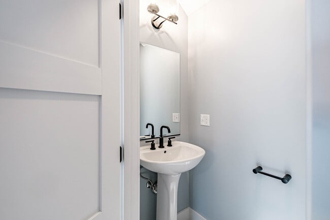 Building Photo - Highland Duplex